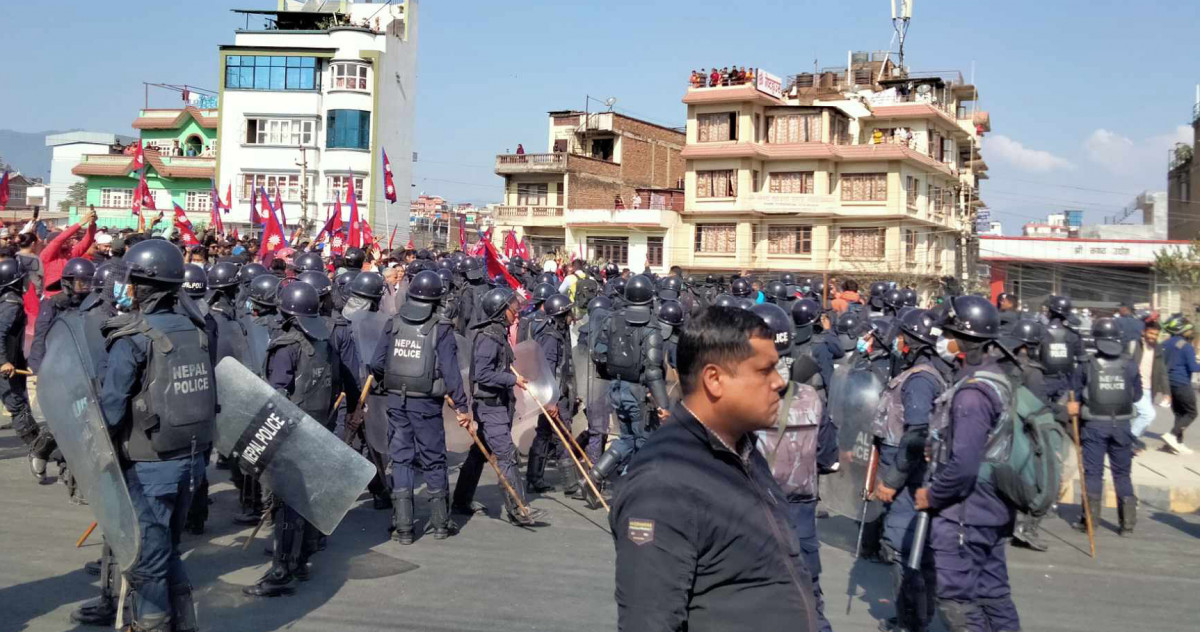 बल्खुमा झडप, प्रहरीले हान्यो अश्रुग्यास