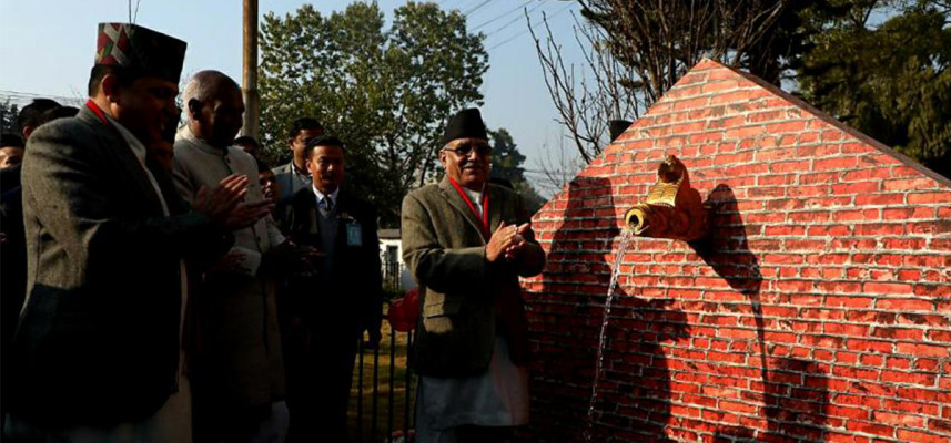 धाराको पानी पिउँदै प्रधानमन्त्रीद्वारा मेलम्ची खानेपानीको पुनः वितरणको शुभारम्भ