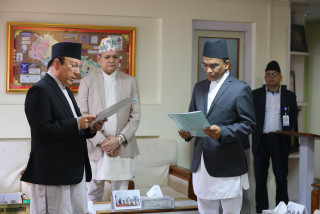 नवनियुक्त गभर्नर पौडेलले प्रधानन्यायाधीशबाट लिए शपथ