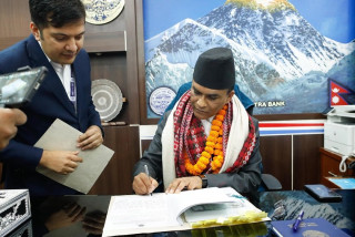 पदभार ग्रहणपछि गभर्नर पौडेलको पहिलो निर्णय : ५ सय र हजारका नोट छाप्न हस्ताक्षर