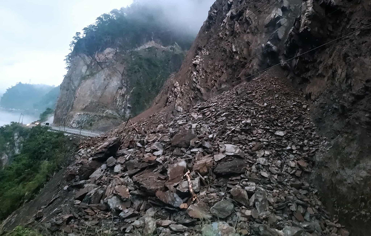 पहिरो र बाढीले देशका विभिन्न राजमार्ग अवरुद्ध