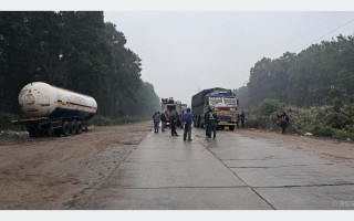 अवरुद्ध महेन्द्र राजमार्ग २४ घण्टापछि सञ्चालन