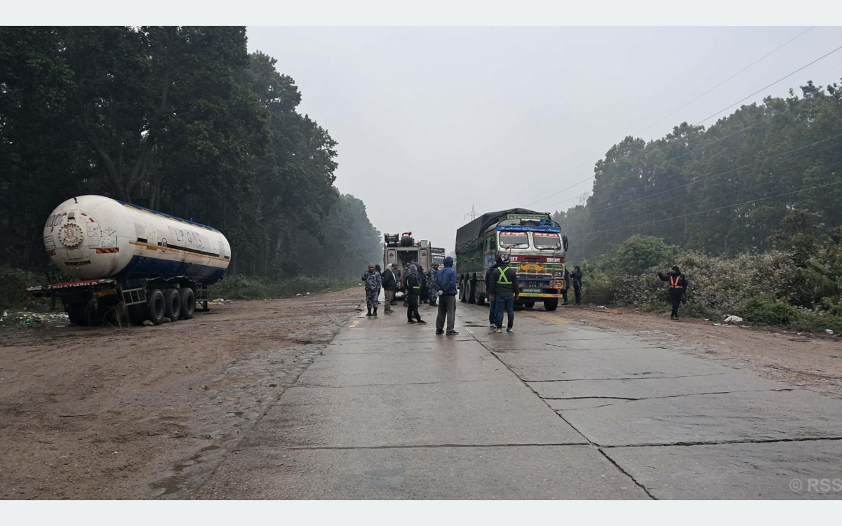 अवरुद्ध महेन्द्र राजमार्ग २४ घण्टापछि सञ्चालन
