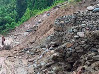 पहिराले अवरुद्ध चितवन तर्फको सडक खुल्यो, धादिङ तर्फ अझै अवरुद्ध
