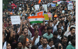 विद्यार्थीको विरोध प्रदर्शन रोक्न भारतीय प्रहरीद्वारा अश्रुग्यास प्रहार